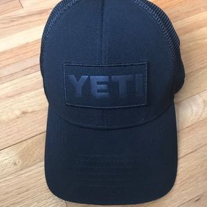 NWT Men’s Black Yeti Hat